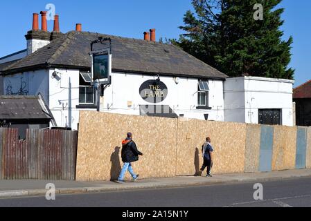 Un intavolato e chiuso pub che si chiama agnello da Norwood Road , Norwood verde, Southall West London Inghilterra England Regno Unito Foto Stock