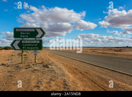 Alla fine del Birdsville Track hai due opzioni: L'Outback Highway alla tua sinistra, o l'Oonadatta Track alla tua destra. Quale sceglierete Foto Stock