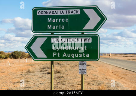 Alla fine del Birdsville Track hai due opzioni: L'Outback Highway alla tua sinistra, o l'Oonadatta Track alla tua destra. Quale sceglierete Foto Stock