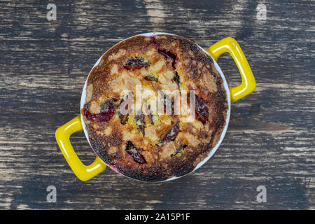 In casa organico torta di prugne dessert pronta da mangiare. Plum tart sul vecchio sfondo di legno, close up Foto Stock