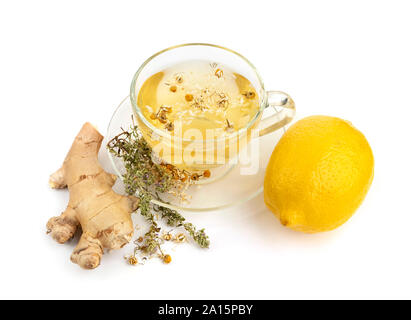 Calda tè alle erbe con camomilla, lo zenzero e il limone isolato su bianco con ombra morbida Foto Stock