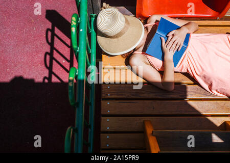 Donna con libro avente un periodo di riposo Foto Stock