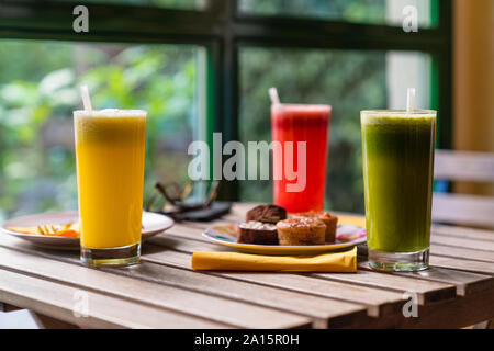 Variazione di frullati e cookie sul tavolo di legno Foto Stock