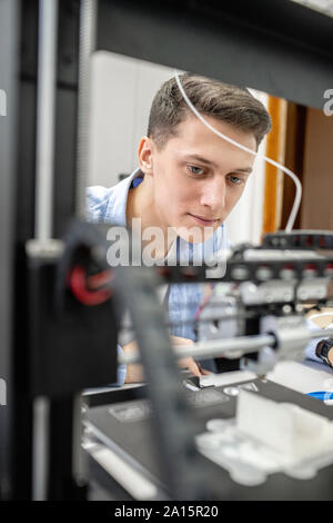 Studente impostazione stampante 3D, close up Foto Stock