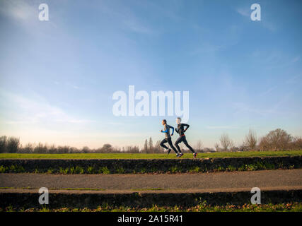 Due ragazzi a fare jogging nel parco Foto Stock