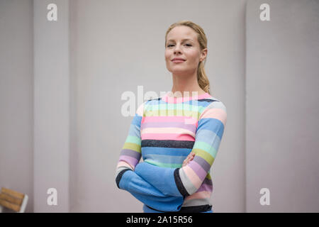 Ritratto di bella donna bionda, indossare pullover a strisce Foto Stock