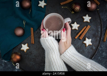 Donna di mani tazza di cioccolata calda al tempo di Natale Foto Stock