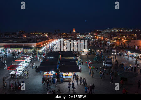 Vista in elevazione a Djemaa el Fna di notte, Marrakech, Marocco Foto Stock