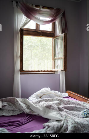 Untidy bed in camera da letto semplice Foto Stock