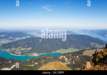 Idilliaco shot del lago e delle montagne contro il cielo blu Foto Stock