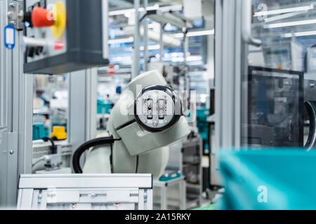 Il braccio del robot di montaggio funzionamento interno moderno stabilimento, Stoccarda, Germania Foto Stock