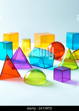 Forme geometriche su sfondo bianco Foto Stock