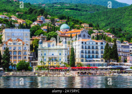 Edifici residenziali in Opatija città dal mare Adriatico contro la montagna Foto Stock