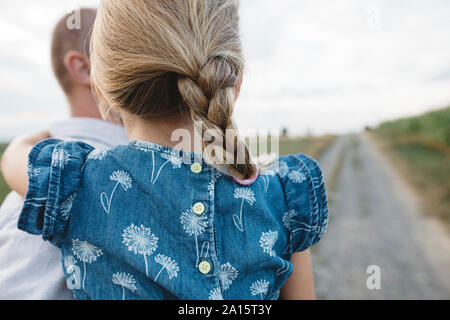 Close-up del padre che porta la figlia all'aperto Foto Stock