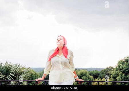 Senior donna con velo di colore rosa Foto Stock