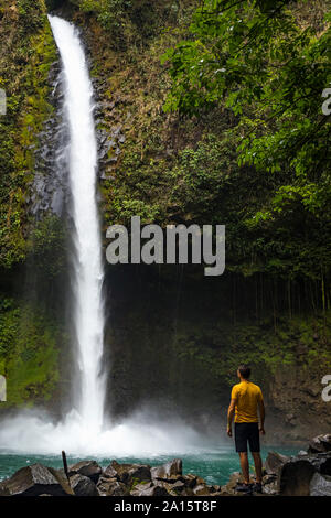 Viaggiatore visitare la cascata di fortuna, La Fortuna, Costa Rica Foto Stock