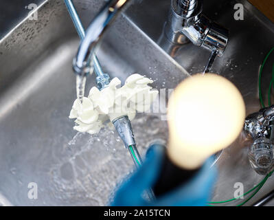 Lampadina della luce e la ruota di turbina che viene testato per la generazione di potenza Foto Stock