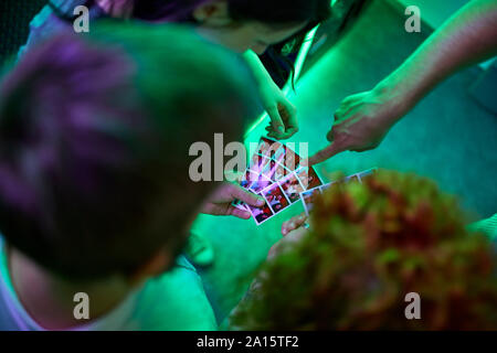 Amici con immagini Photo Booth Foto Stock