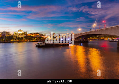 Skyline di Londra City con Waterloo Bridge , Londra, Regno Unito Foto Stock