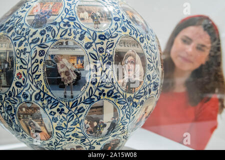 Londra, Regno Unito. Il 24 settembre 2019. Shopping per il significato, 2019 - Grayson Perry: Super ricca decorazione interna di un nuovo fieristico presso il Victoria Miro. Il nuovo lavoro comprese pentole, scultura, stampe di grandi dimensioni, un arazzo e un tappeto. Per la prima volta, questo lavoro vede Perry lavora con materiale proveniente da fotografi Richard giovani e Martin Parr e Eleni Parousi. Credito: Guy Bell/Alamy Live News Foto Stock