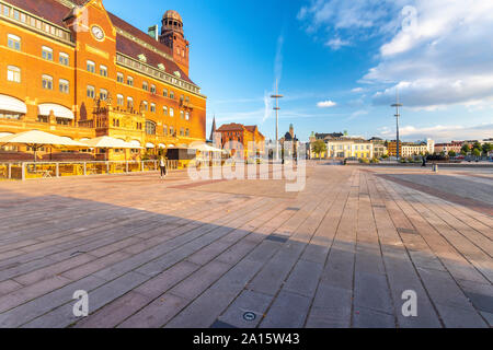 Edifici di piazza della città dal porto di Malmo contro sky Foto Stock