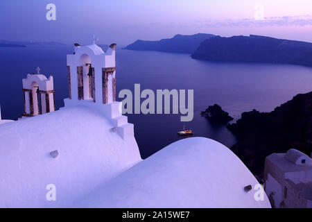 Sul campanile della chiesa e la vista sul mare al tramonto, Santorini, Grecia Foto Stock