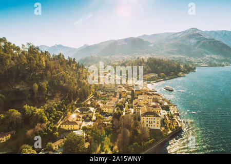 Vista aerea di Bellagio sul Lago di Como con sullo sfondo le Alpi, Italia Foto Stock