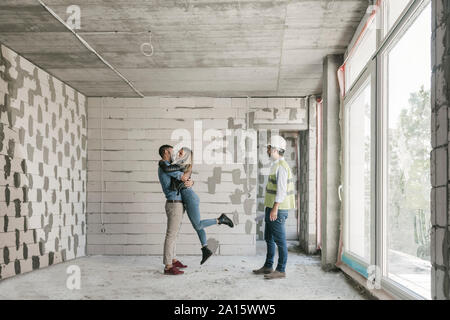 Architetto avente un incontro felice con i futuri proprietari sul sito in costruzione Foto Stock