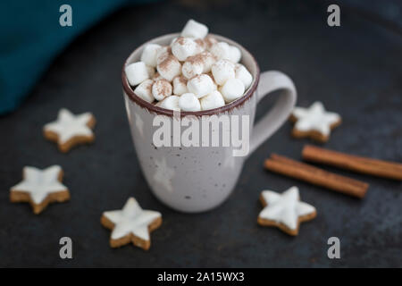 Tazza di cioccolata calda con marshmellows al tempo di Natale Foto Stock