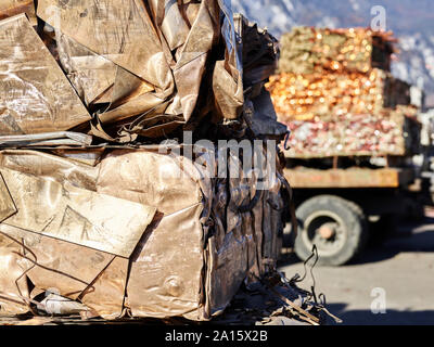 Austria, Tirolo, Brixlegg, Close-up di premuto rottami di elettronica dei pacchetti Foto Stock