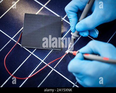 Tecnico di resistore di misura di silicio celle solari Foto Stock