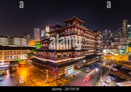 Dente del Buddha reliquia Tempel di notte, Singapore Foto Stock