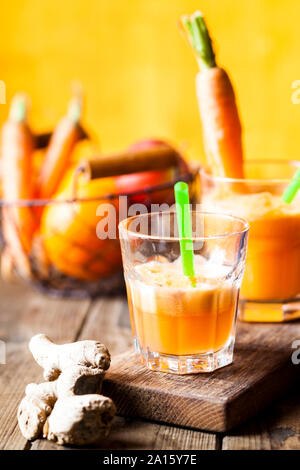 Bicchiere di spremuta di apple-arancione-succo di carota con lo zenzero Foto Stock
