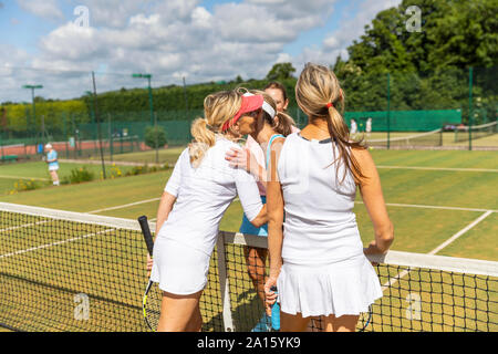 Donne mature la finitura match di tennis su erba corte Foto Stock