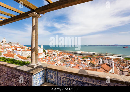 Il Portogallo, Lisbona, vista del quartiere di Alfama e il fiume Tago Foto Stock