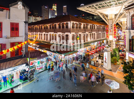 Persone a notte al mercato di Chinatown, Singapore Foto Stock