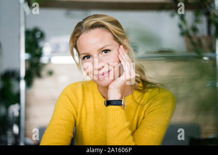 Ritratto di una donna bionda, seduti in un caffè Foto Stock