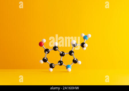 La caffeina formula molecolare della struttura su sfondo giallo Foto Stock