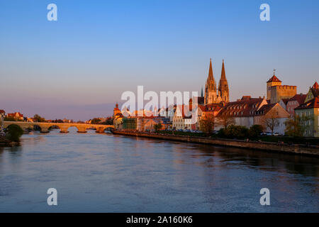 In Germania, in Baviera, Regensburg, vecchi edifici del comune e il fiume Danubio Foto Stock