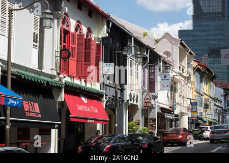 Singapore: negozi e ristoranti al piano terra delle vecchie case in Club Street, Chinatown Foto Stock