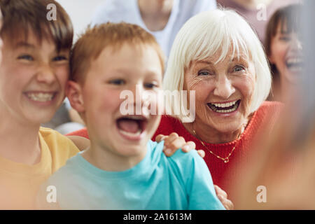 Le tre generazioni della famiglia divertimento a casa Foto Stock