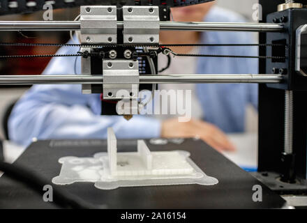 Studente di componenti di stampa con stampante 3D, close up Foto Stock