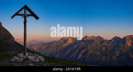 In Germania, in Baviera, Allgaeu, Allgaeu Alpi, vista panoramica del campo croce a Lake-Rappensee nella luce della sera Foto Stock
