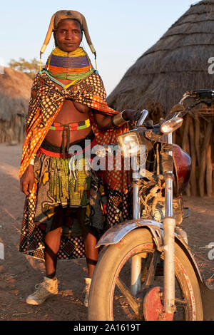 Orgogliosa Muhila la donna e la sua bicicletta, Kehamba, Chibia, Angola Foto Stock