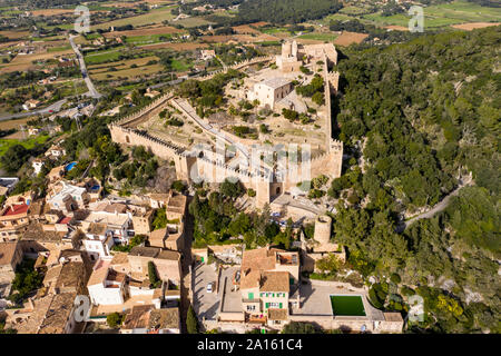 Veduta aerea del Castello di Capdepera in villaggio Foto Stock