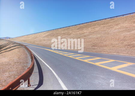 Autostrada vuota in Ulster County contro il cielo blu e chiaro sulla giornata di sole Foto Stock