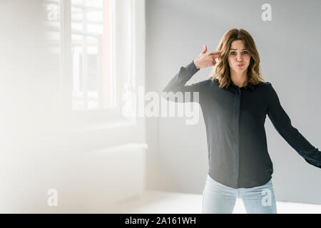 Giovane donna messa a segno a mano, tiro se stessa Foto Stock