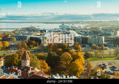 Vista del porto di Tallinn con le mura della città vecchia e il quartiere Rotermann, Tallinn, Estonia Foto Stock