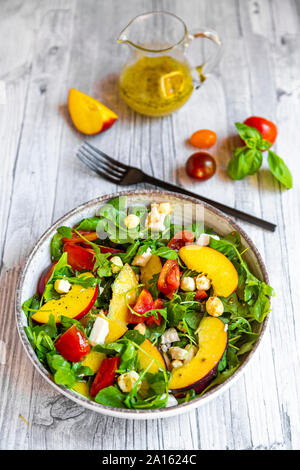 Angolo di Alta Vista di insalata fresca nella ciotola sul tavolo Foto Stock