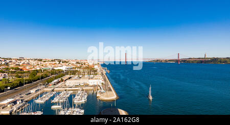 Il Portogallo, Lisbona, Belem, Marina sul fiume Tago e 25 de Abril Bridge Foto Stock